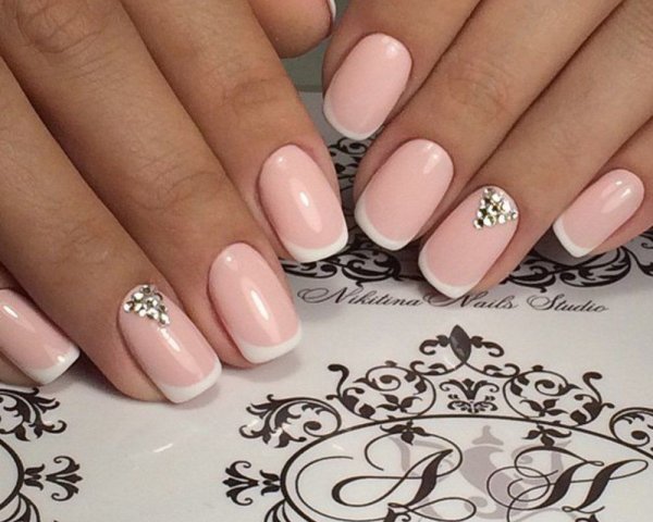 Френч на короткие ногти розовый с белым