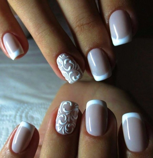 Молочный маникюр с вензелями