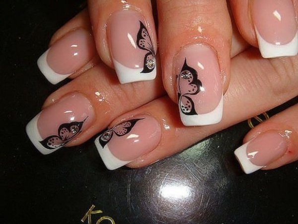 Белый френч с бабочкой на ногтях