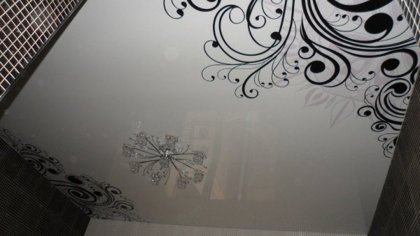 Натяжной потолок белый с черным рисунком