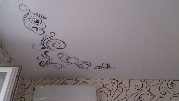 Натяжной потолок с вензелями