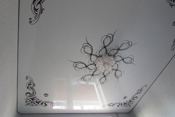 Натяжные потолки с орнаментом по углам
