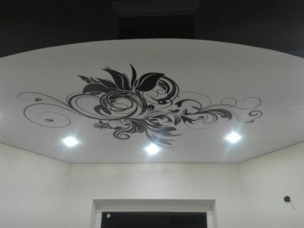 Фотопечать на натяжных потолках черные узоры