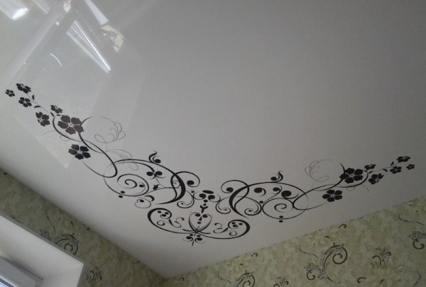 Натяжные потолки с узорами