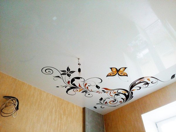 Натяжные потолки с узорами для кухни