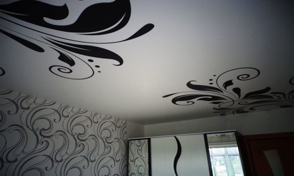 Натяжные потолки с фотопечатью для спальни