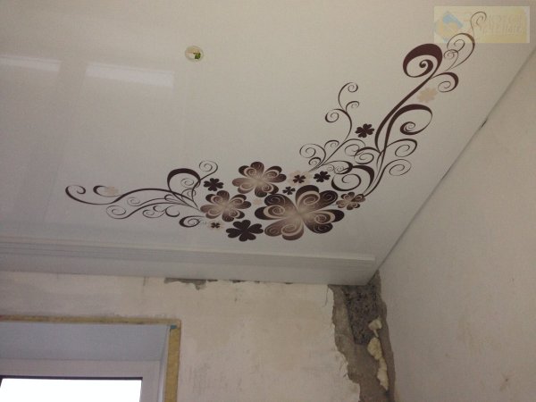 Натяжные потолки с узорами