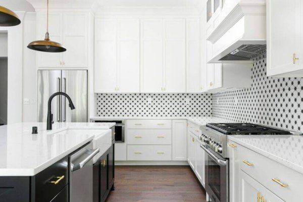 Фартук для белой кухни из плитки