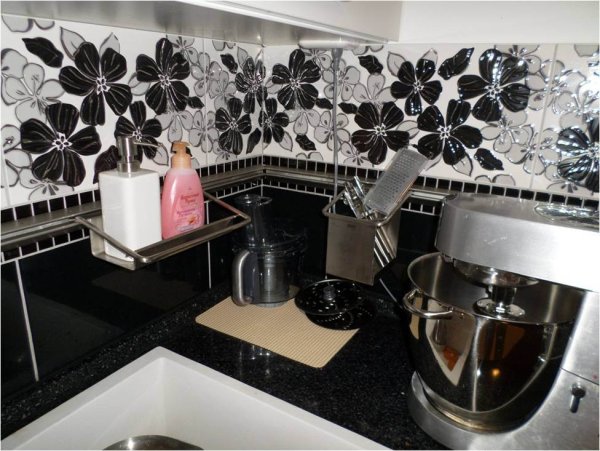 Черно белый фартук для кухни из плитки