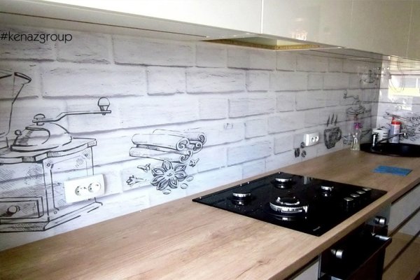 Стеклянный фартук на кирпичной стене