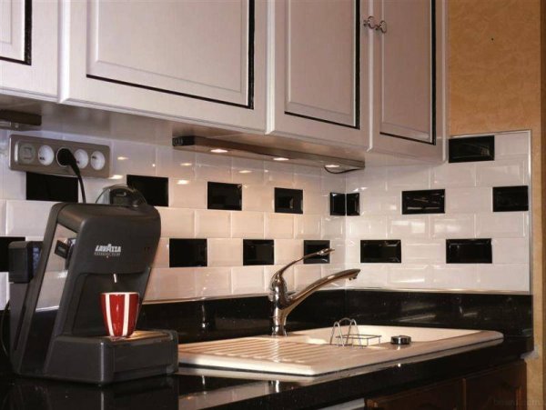 Черно белая плитка на фартук