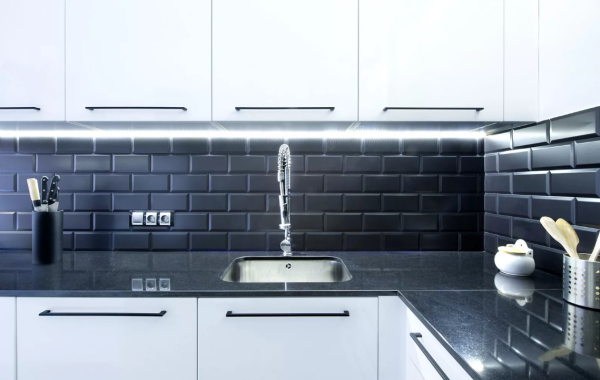 Белая плитка на фартук для кухни