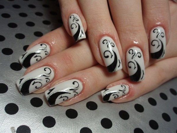 Маникюр белый с черным узором