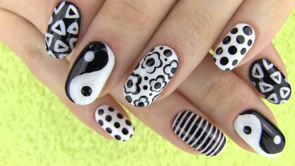 Узоры чёрным лаком на белых ногтях