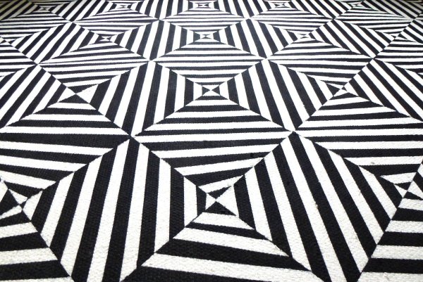 Черно белый ковер абстракция