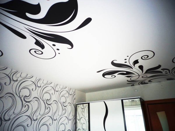 Фотопечать на потолке черно белая