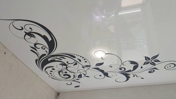 Натяжные потолки с орнаментом по углам
