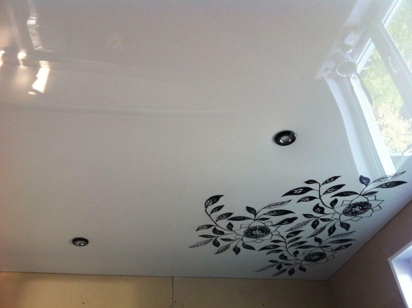 Матовый белый потолок с узором