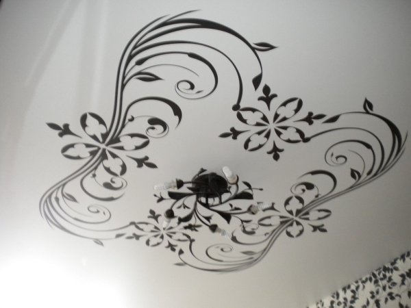 Фотопечать на натяжных потолках черные узоры