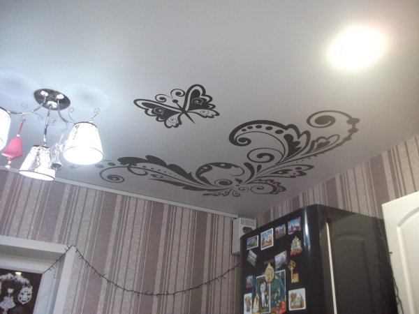 Матовые натяжные потолки с узором