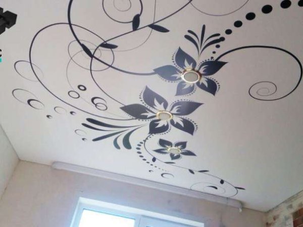 Черно белый рисунок на натяжном потолке