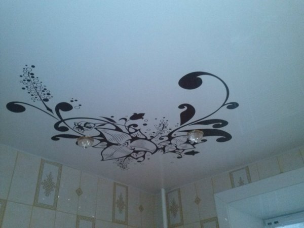 Натяжные потолки черные с узорами