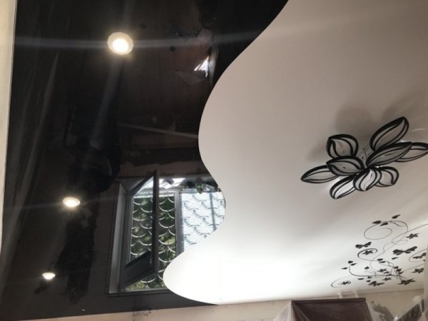 Двухцветный черно-белый натяжной потолок