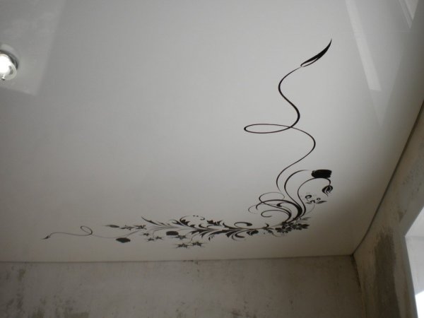 Натяжные потолки с узорами по углам