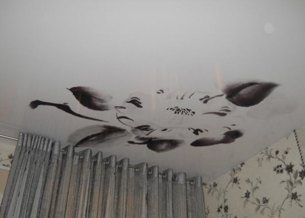 Натяжной потолок с серым рисунком