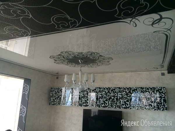 Натяжные потолки белые с узором