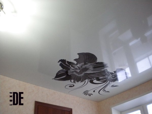 Натяжные потолки с фотопечатью черно белые