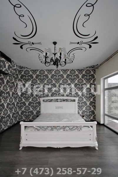 Черно белый натяжной потолок в спальне