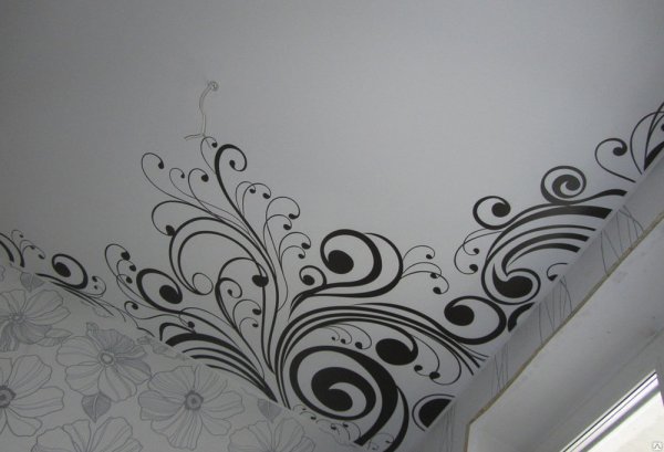 Натяжной потолок с вензелями