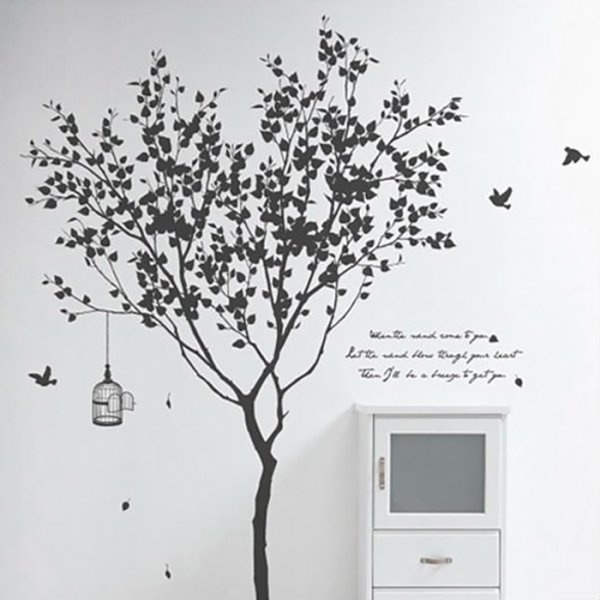 Белое дерево на черной стене