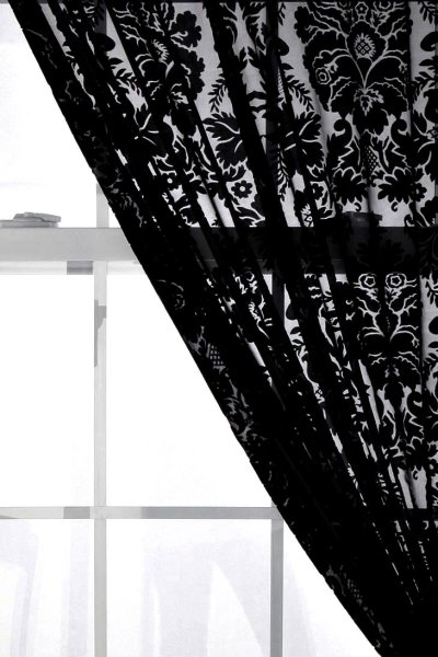 Черная тюль на кухне
