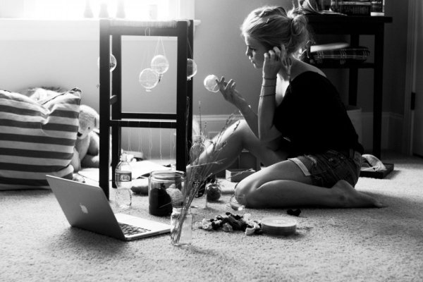 Девушка с ноутбуком