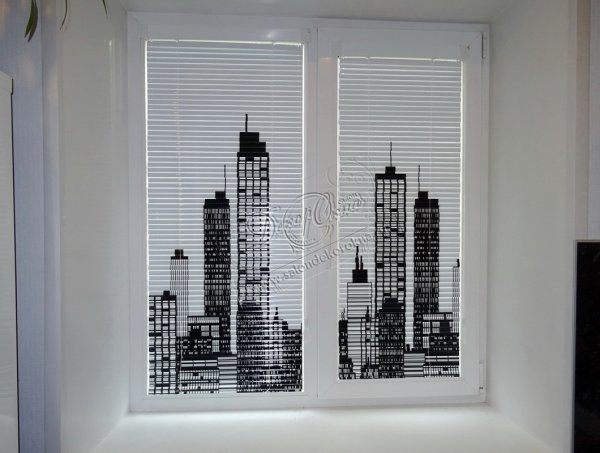 Жалюзи на пластиковые окна с рисунком город