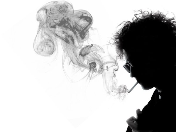 Боб Дилан курит