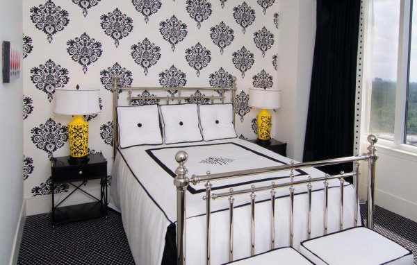 Белые обои в интерьере спальни