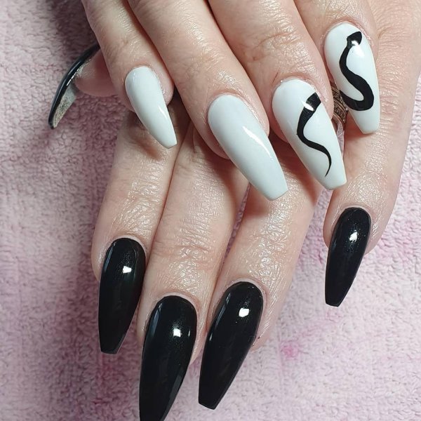 Маникюр со змеёй на длинные ногти