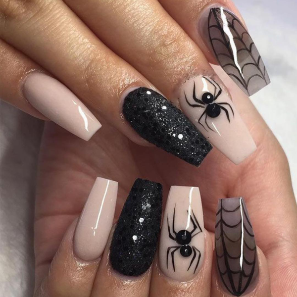 Черный маникюр с рисунком