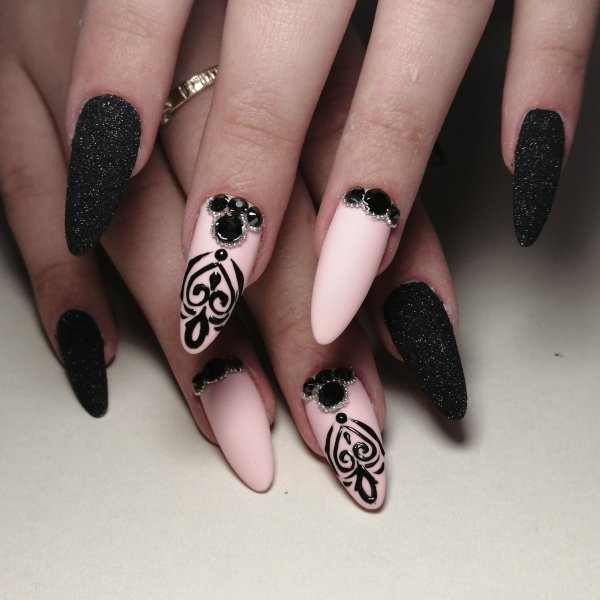 Черные узоры на ногтях