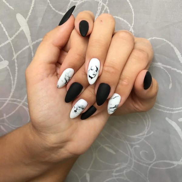 Чёрно-белый маникюр