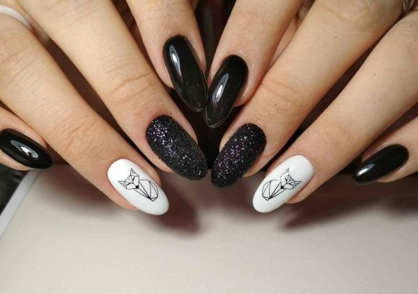 Черный маникюр на овальные ногти