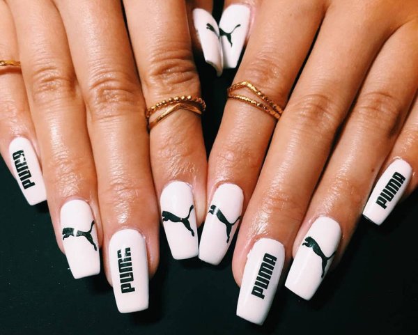 Красивый маникюр с надписями