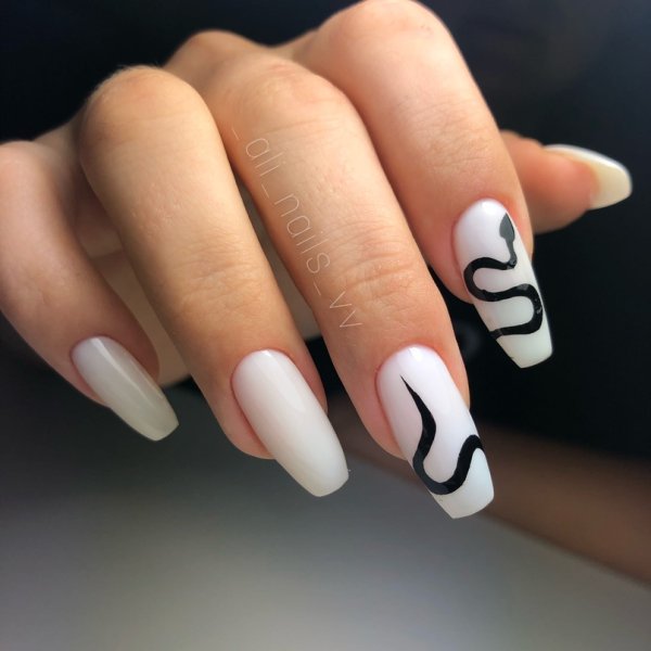 Маникюр со змеёй на длинные ногти