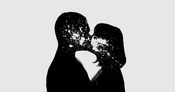 Поцелуй черно белое