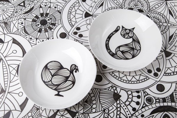 Тарелка с графическим рисунком