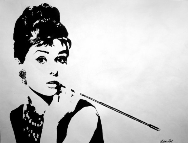 Одри Хэпберн с мундштуком