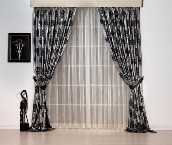 Белые шторы с черным узором